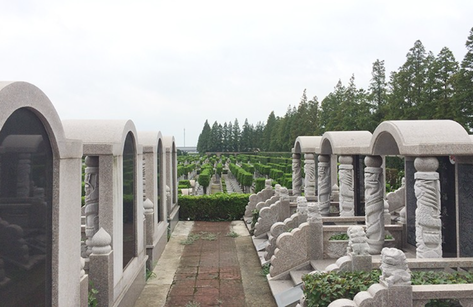 华亭息园的墓地是否提供墓碑制作和雕刻服务？