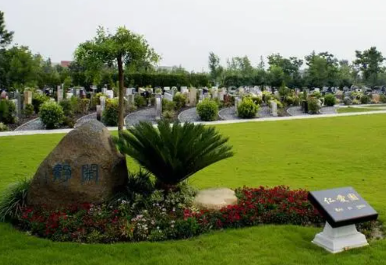 福寿园的墓地是否有配套服务，如纪念仪式、安葬服务等？
